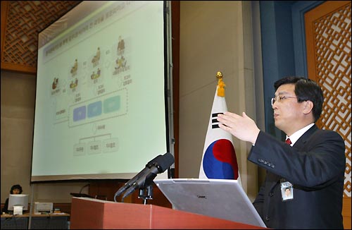 지난 2005년 2월 23일 당시 강태영 청와대 업무혁신비서관이 춘추관 에서 '청와대 업무관리 시스템 e지원'에 대해 설명하고 있다(자료사진).